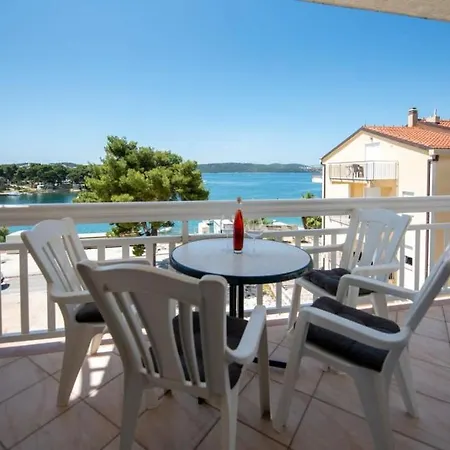 In With Sea View, Balcony, Air Conditioning, Wi-fi 特罗吉尔